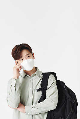 포토 JPG 스튜디오촬영 남자 대학생 포즈 책가방 실내 마스크 한명 상반신 청년 성인 앞모습 30대 한국인 고민 흰배경 성인남자한명만 코로나바이러스 포스트코로나 위드코로나 국내포토 1 학생 감정 뷰포인트 백그라운드 가방 사람 동양인 내부 장년 흰색 바이러스 사회이슈 남자한명만 성인남자만 파일형식