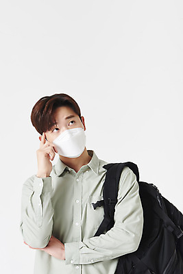 포토 JPG 스튜디오촬영 응시 남자 대학생 포즈 생각 책가방 실내 마스크 한명 상반신 청년 성인 앞모습 30대 한국인 고민 흰배경 성인남자한명만 코로나바이러스 포스트코로나 위드코로나 국내포토 1 학생 시선 감정 뷰포인트 백그라운드 가방 사람 동양인 내부 장년 흰색 바이러스 사회이슈 남자한명만 성인남자만 파일형식
