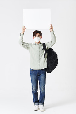 포토 JPG 스튜디오촬영 전신 배너 남자 대학생 책가방 사각프레임 실내 마스크 한명 들기 청년 성인 앞모습 30대 한국인 흰배경 성인남자한명만 코로나바이러스 포스트코로나 위드코로나 국내포토 1 학생 뷰포인트 백그라운드 가방 모션 프레임 사람 동양인 내부 장년 사각형 흰색 바이러스 사회이슈 남자한명만 성인남자만 파일형식