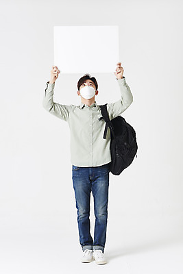 포토 JPG 스튜디오촬영 전신 배너 남자 대학생 책가방 사각프레임 실내 마스크 한명 들기 청년 성인 앞모습 30대 한국인 올려보기 흰배경 성인남자한명만 코로나바이러스 포스트코로나 위드코로나 국내포토 1 학생 뷰포인트 백그라운드 가방 모션 프레임 사람 동양인 내부 장년 사각형 흰색 바이러스 사회이슈 남자한명만 성인남자만 파일형식