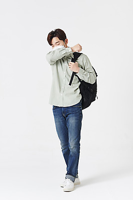 포토 JPG 스튜디오촬영 전신 남자 대학생 책가방 실내 마스크 한명 서기 청년 성인 앞모습 30대 한국인 흰배경 입가림 소매 기침 성인남자한명만 코로나바이러스 포스트코로나 위드코로나 국내포토 1 학생 뷰포인트 백그라운드 가방 모션 사람 동양인 내부 장년 흰색 가림 바이러스 사회이슈 남자한명만 성인남자만 파일형식