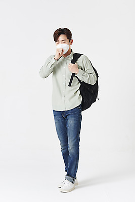 포토 JPG 스튜디오촬영 전신 남자 대학생 책가방 실내 마스크 한명 서기 청년 성인 앞모습 30대 눈감음 한국인 흰배경 입가림 기침 성인남자한명만 코로나바이러스 포스트코로나 위드코로나 국내포토 1 학생 뷰포인트 백그라운드 가방 모션 사람 동양인 내부 장년 흰색 가림 바이러스 사회이슈 남자한명만 성인남자만 파일형식