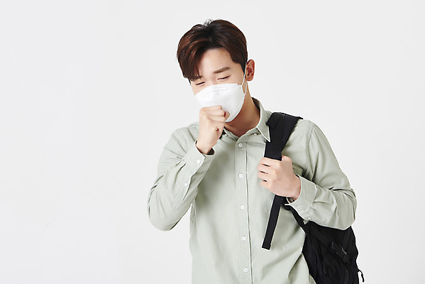 포토 JPG 스튜디오촬영 남자 대학생 책가방 실내 마스크 한명 서기 청년 성인 앞모습 30대 눈감음 한국인 흰배경 입가림 기침 성인남자한명만 코로나바이러스 포스트코로나 위드코로나 국내포토 1 학생 뷰포인트 백그라운드 가방 모션 사람 동양인 내부 장년 흰색 가림 바이러스 사회이슈 남자한명만 성인남자만 파일형식