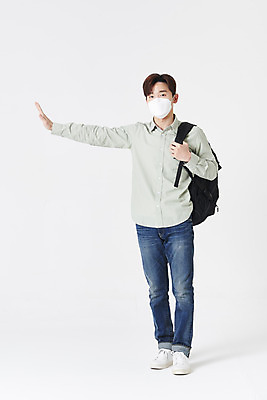 포토 JPG 스튜디오촬영 전신 남자 대학생 책가방 실내 마스크 한명 서기 청년 성인 앞모습 30대 한국인 흰배경 손뻗기 성인남자한명만 코로나바이러스 사회적거리두기 포스트코로나 위드코로나 국내포토 1 학생 캠페인 뷰포인트 백그라운드 가방 모션 사람 동양인 내부 장년 흰색 바이러스 사회이슈 남자한명만 성인남자만 파일형식