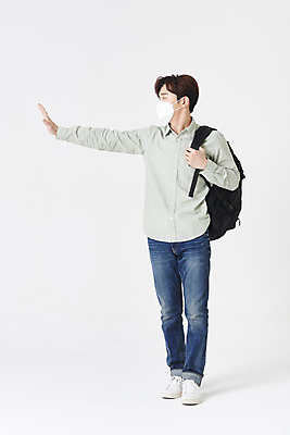 포토 JPG 스튜디오촬영 전신 응시 남자 대학생 책가방 실내 마스크 한명 서기 청년 성인 앞모습 30대 한국인 흰배경 손뻗기 성인남자한명만 코로나바이러스 사회적거리두기 포스트코로나 위드코로나 국내포토 1 학생 시선 캠페인 뷰포인트 백그라운드 가방 모션 사람 동양인 내부 장년 흰색 바이러스 사회이슈 남자한명만 성인남자만 파일형식