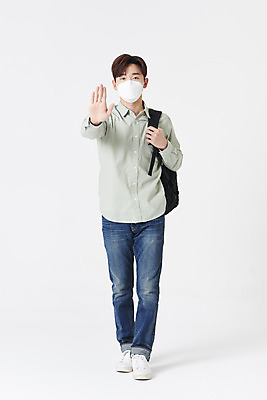 포토 JPG 스튜디오촬영 전신 남자 대학생 책가방 실내 마스크 한명 서기 청년 성인 앞모습 30대 한국인 흰배경 손뻗기 성인남자한명만 코로나바이러스 사회적거리두기 포스트코로나 위드코로나 국내포토 1 학생 캠페인 뷰포인트 백그라운드 가방 모션 사람 동양인 내부 장년 흰색 바이러스 사회이슈 남자한명만 성인남자만 파일형식