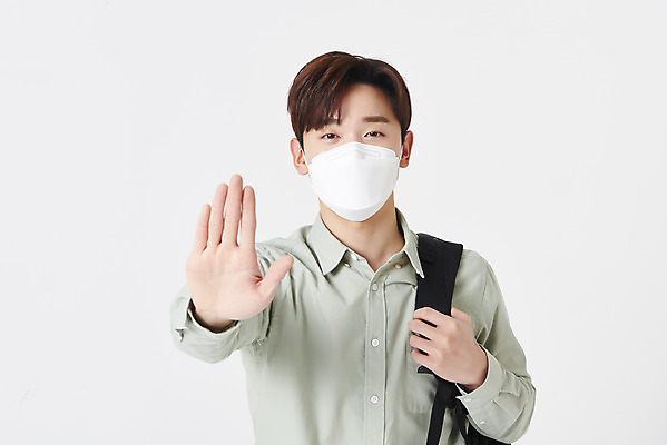 포토 JPG 스튜디오촬영 남자 대학생 책가방 실내 마스크 한명 상반신 청년 성인 앞모습 30대 한국인 흰배경 손뻗기 성인남자한명만 코로나바이러스 사회적거리두기 포스트코로나 위드코로나 국내포토 1 학생 캠페인 뷰포인트 백그라운드 가방 모션 사람 동양인 내부 장년 흰색 바이러스 사회이슈 남자한명만 성인남자만 파일형식