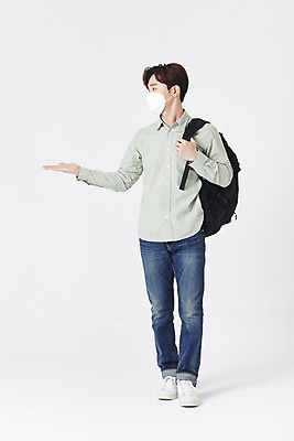포토 JPG 스튜디오촬영 전신 응시 남자 대학생 안내 책가방 실내 마스크 한명 서기 청년 성인 앞모습 30대 손들기 한국인 가리킴 흰배경 성인남자한명만 코로나바이러스 포스트코로나 위드코로나 국내포토 1 학생 시선 뷰포인트 백그라운드 가방 모션 사람 동양인 손짓 내부 장년 흰색 바이러스 사회이슈 남자한명만 성인남자만 파일형식