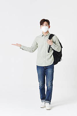 포토 JPG 스튜디오촬영 전신 남자 대학생 안내 책가방 실내 마스크 한명 서기 청년 성인 앞모습 30대 손들기 한국인 가리킴 흰배경 성인남자한명만 코로나바이러스 포스트코로나 위드코로나 국내포토 1 학생 뷰포인트 백그라운드 가방 모션 사람 동양인 손짓 내부 장년 흰색 바이러스 사회이슈 남자한명만 성인남자만 파일형식
