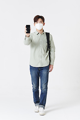 포토 JPG 스튜디오촬영 전신 남자 대학생 책가방 실내 마스크 한명 들기 청년 성인 앞모습 30대 스마트폰 한국인 손내밀기 흰배경 성인남자한명만 코로나바이러스 포스트코로나 위드코로나 국내포토 1 학생 뷰포인트 백그라운드 가방 모션 사람 동양인 손짓 내부 장년 핸드폰 스마트기기 흰색 바이러스 사회이슈 남자한명만 성인남자만 파일형식
