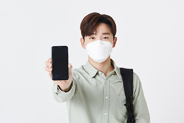 포토 JPG 스튜디오촬영 남자 대학생 책가방 실내 마스크 한명 들기 상반신 청년 성인 앞모습 30대 스마트폰 한국인 손내밀기 흰배경 성인남자한명만 코로나바이러스 포스트코로나 위드코로나 국내포토 1 학생 뷰포인트 백그라운드 가방 모션 사람 동양인 손짓 내부 장년 핸드폰 스마트기기 흰색 바이러스 사회이슈 남자한명만 성인남자만 파일형식