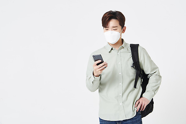 포토 JPG 스튜디오촬영 응시 남자 대학생 책가방 실내 마스크 한명 들기 상반신 청년 성인 앞모습 30대 스마트폰 한국인 고민 흰배경 성인남자한명만 코로나바이러스 포스트코로나 위드코로나 국내포토 1 학생 시선 감정 뷰포인트 백그라운드 가방 모션 사람 동양인 내부 장년 핸드폰 스마트기기 흰색 바이러스 사회이슈 남자한명만 성인남자만 파일형식