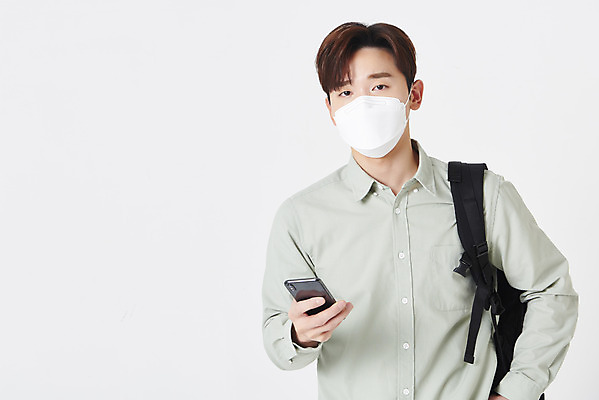 포토 JPG 스튜디오촬영 응시 남자 대학생 책가방 실내 마스크 한명 들기 상반신 청년 성인 앞모습 30대 스마트폰 한국인 고민 흰배경 성인남자한명만 코로나바이러스 포스트코로나 위드코로나 국내포토 1 학생 시선 감정 뷰포인트 백그라운드 가방 모션 사람 동양인 내부 장년 핸드폰 스마트기기 흰색 바이러스 사회이슈 남자한명만 성인남자만 파일형식