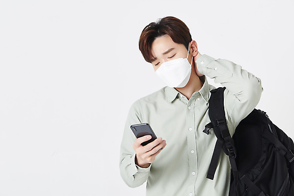 포토 JPG 스튜디오촬영 응시 남자 대학생 포즈 책가방 실내 마스크 한명 들기 상반신 청년 성인 앞모습 30대 스마트폰 한국인 잡기 고민 흰배경 뒷목 성인남자한명만 코로나바이러스 포스트코로나 위드코로나 국내포토 1 학생 시선 감정 뷰포인트 백그라운드 가방 모션 사람 동양인 내부 장년 핸드폰 스마트기기 흰색 바이러스 사회이슈 목 남자한명만 성인남자만 파일형식