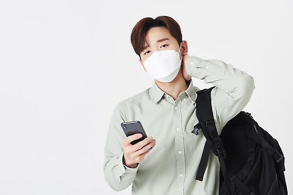포토 JPG 스튜디오촬영 남자 대학생 포즈 책가방 실내 마스크 한명 들기 상반신 청년 성인 앞모습 30대 스마트폰 한국인 잡기 고민 흰배경 뒷목 성인남자한명만 코로나바이러스 포스트코로나 위드코로나 국내포토 1 학생 감정 뷰포인트 백그라운드 가방 모션 사람 동양인 내부 장년 핸드폰 스마트기기 흰색 바이러스 사회이슈 목 남자한명만 성인남자만 파일형식