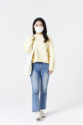 포토 JPG 스튜디오촬영 전신 여자 대학생 책가방 실내 마스크 한명 서기 20대 청년 성인 앞모습 한국인 흰배경 에코백 성인여자한명만 코로나바이러스 포스트코로나 위드코로나 국내포토 1 학생 뷰포인트 백그라운드 가방 모션 사람 동양인 내부 흰색 바이러스 사회이슈 에코 여자한명만 성인여자만 파일형식