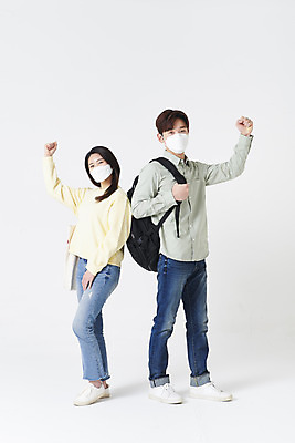 포토 JPG 스튜디오촬영 전신 여자 남자 대학생 책가방 실내 마스크 서기 20대 청년 성인 두명 옆모습 30대 파이팅 한국인 흰배경 성인만 코로나바이러스 포스트코로나 위드코로나 국내포토 학생 뷰포인트 백그라운드 가방 모션 사람 동양인 내부 장년 흰색 바이러스 사회이슈 파일형식