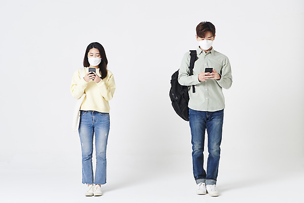포토 JPG 스튜디오촬영 전신 응시 여자 남자 대학생 책가방 실내 마스크 서기 들기 20대 청년 성인 두명 옆모습 30대 스마트폰 한국인 흰배경 성인만 코로나바이러스 사회적거리두기 포스트코로나 위드코로나 국내포토 학생 시선 캠페인 뷰포인트 백그라운드 가방 모션 사람 동양인 내부 장년 핸드폰 스마트기기 흰색 바이러스 사회이슈 파일형식