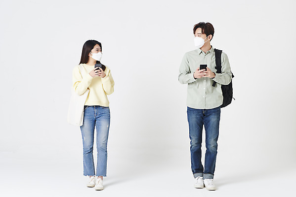 포토 JPG 스튜디오촬영 전신 여자 남자 대학생 책가방 실내 마스크 서기 들기 20대 청년 성인 두명 옆모습 30대 스마트폰 마주보기 한국인 흰배경 성인만 코로나바이러스 사회적거리두기 포스트코로나 위드코로나 국내포토 학생 캠페인 뷰포인트 백그라운드 가방 모션 사람 동양인 내부 장년 핸드폰 스마트기기 흰색 바이러스 사회이슈 파일형식