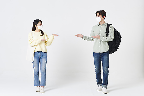 포토 JPG 스튜디오촬영 전신 여자 남자 대학생 책가방 실내 마스크 서기 20대 청년 성인 두명 옆모습 30대 마주보기 한국인 가리킴 흰배경 성인만 코로나바이러스 사회적거리두기 포스트코로나 위드코로나 국내포토 학생 캠페인 뷰포인트 백그라운드 가방 모션 사람 동양인 손짓 내부 장년 흰색 바이러스 사회이슈 파일형식