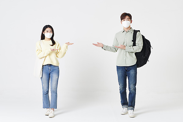 포토 JPG 스튜디오촬영 전신 응시 여자 남자 대학생 책가방 실내 마스크 서기 20대 청년 성인 두명 옆모습 30대 한국인 가리킴 흰배경 성인만 코로나바이러스 사회적거리두기 포스트코로나 위드코로나 국내포토 학생 시선 캠페인 뷰포인트 백그라운드 가방 모션 사람 동양인 손짓 내부 장년 흰색 바이러스 사회이슈 파일형식