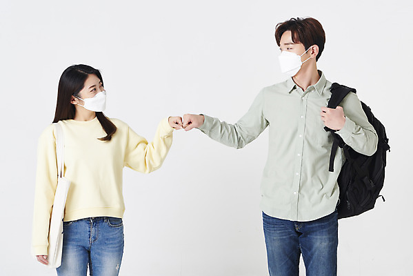 포토 JPG 스튜디오촬영 여자 남자 대학생 책가방 실내 마스크 상반신 20대 청년 성인 두명 옆모습 30대 마주보기 한국인 흰배경 성인만 코로나바이러스 주먹인사 포스트코로나 위드코로나 국내포토 학생 뷰포인트 포즈 백그라운드 가방 모션 사람 동양인 내부 장년 흰색 인사 바이러스 사회이슈 파일형식