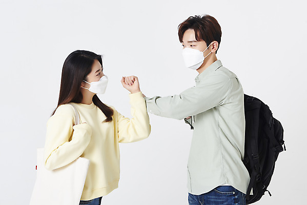 포토 JPG 스튜디오촬영 여자 남자 대학생 책가방 실내 마스크 상반신 20대 청년 성인 두명 옆모습 30대 한국인 인사 흰배경 맞대기 성인만 코로나바이러스 포스트코로나 위드코로나 국내포토 학생 뷰포인트 백그라운드 가방 모션 사람 동양인 내부 장년 흰색 예절 바이러스 사회이슈 파일형식