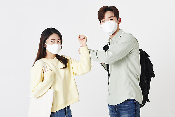 포토 JPG 스튜디오촬영 응시 여자 남자 대학생 책가방 실내 마스크 웃음 상반신 20대 청년 성인 두명 옆모습 30대 한국인 인사 흰배경 맞대기 성인만 코로나바이러스 포스트코로나 위드코로나 국내포토 학생 시선 뷰포인트 백그라운드 가방 모션 표정 사람 동양인 내부 장년 흰색 예절 바이러스 사회이슈 파일형식