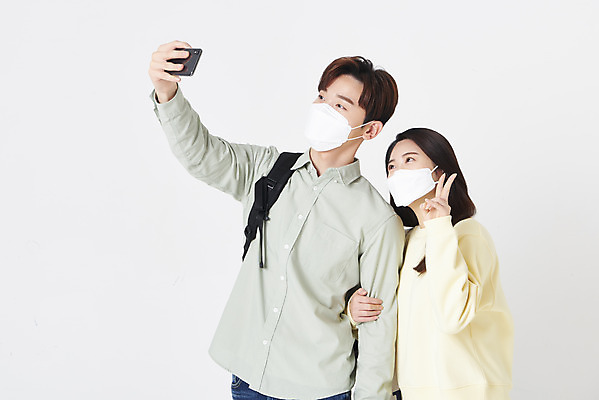 포토 JPG 스튜디오촬영 여자 남자 대학생 책가방 실내 마스크 들기 상반신 20대 청년 성인 두명 옆모습 30대 스마트폰 팔짱 한국인 셀프카메라 흰배경 브이 성인만 코로나바이러스 포스트코로나 위드코로나 국내포토 학생 뷰포인트 백그라운드 가방 모션 사람 동양인 손짓 내부 장년 핸드폰 스마트기기 사진촬영 흰색 바이러스 사회이슈 파일형식