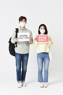 포토 JPG 스튜디오촬영 전신 여자 남자 종이 대학생 책가방 실내 마스크 서기 들기 20대 청년 성인 두명 앞모습 30대 팻말 한국인 흰배경 시위 등록금 환불 성인만 코로나바이러스 포스트코로나 위드코로나 국내포토 학생 뷰포인트 백그라운드 가방 모션 프레임 사람 동양인 내부 장년 금융 흰색 바이러스 사회이슈 파일형식 비용