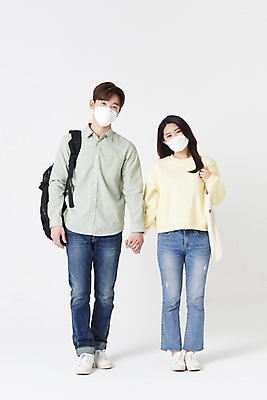 포토 JPG 스튜디오촬영 전신 여자 남자 대학생 책가방 실내 마스크 서기 20대 청년 성인 두명 앞모습 30대 손잡기 한국인 흰배경 성인만 코로나바이러스 포스트코로나 위드코로나 국내포토 학생 뷰포인트 백그라운드 가방 모션 사람 동양인 내부 장년 흰색 바이러스 사회이슈 파일형식