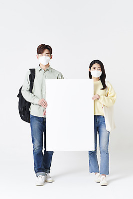 포토 JPG 스튜디오촬영 전신 배너 여자 남자 대학생 책가방 사각프레임 실내 마스크 서기 들기 20대 청년 성인 두명 앞모습 30대 한국인 흰배경 성인만 코로나바이러스 포스트코로나 위드코로나 국내포토 학생 뷰포인트 백그라운드 가방 모션 프레임 사람 동양인 내부 장년 사각형 흰색 바이러스 사회이슈 파일형식