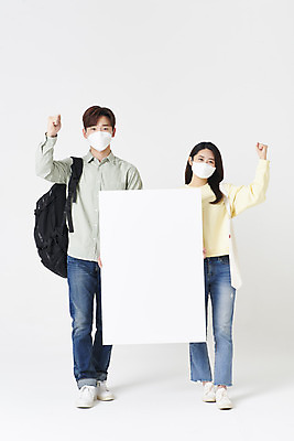포토 JPG 스튜디오촬영 전신 배너 여자 남자 대학생 책가방 사각프레임 실내 마스크 서기 들기 20대 청년 성인 두명 앞모습 30대 파이팅 한국인 흰배경 성인만 코로나바이러스 포스트코로나 위드코로나 국내포토 학생 뷰포인트 백그라운드 가방 모션 프레임 사람 동양인 내부 장년 사각형 흰색 바이러스 사회이슈 파일형식