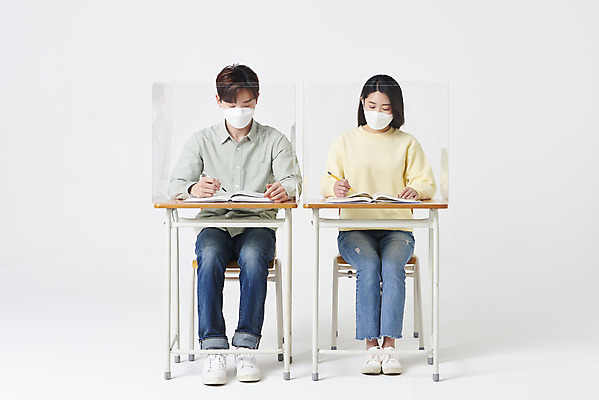 포토 JPG 스튜디오촬영 전신 여자 남자 대학생 의자 수업 책가방 실내 마스크 앉기 20대 청년 성인 두명 앞모습 30대 한국인 책상 흰배경 가림막 성인만 코로나바이러스 포스트코로나 위드코로나 국내포토 학생 교육 뷰포인트 가구 백그라운드 가방 모션 사람 동양인 내부 장년 흰색 바이러스 사회이슈 파일형식