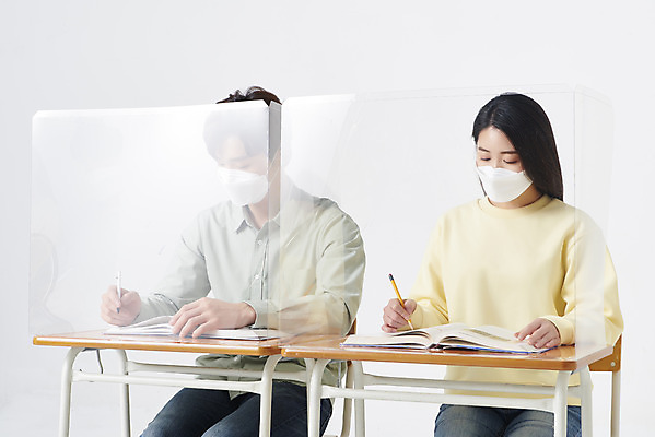 포토 JPG 스튜디오촬영 여자 남자 대학생 의자 수업 책가방 실내 마스크 앉기 상반신 20대 청년 성인 두명 옆모습 책 30대 한국인 책상 흰배경 가림막 성인만 코로나바이러스 포스트코로나 위드코로나 국내포토 학생 교육 뷰포인트 가구 백그라운드 가방 모션 사람 동양인 내부 장년 흰색 바이러스 사회이슈 파일형식