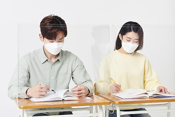 포토 JPG 스튜디오촬영 여자 남자 대학생 의자 수업 책가방 실내 마스크 앉기 상반신 20대 청년 성인 두명 옆모습 책 30대 한국인 책상 흰배경 가림막 성인만 코로나바이러스 포스트코로나 위드코로나 국내포토 학생 교육 뷰포인트 가구 백그라운드 가방 모션 사람 동양인 내부 장년 흰색 바이러스 사회이슈 파일형식