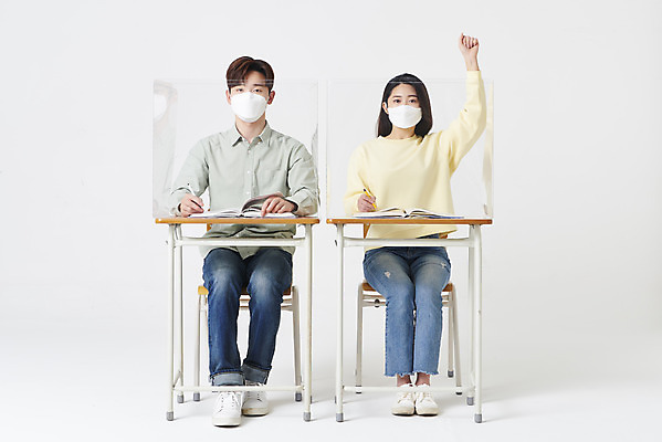 포토 JPG 스튜디오촬영 전신 여자 남자 대학생 의자 수업 책가방 실내 마스크 앉기 20대 청년 성인 두명 앞모습 책 30대 손들기 한국인 책상 흰배경 가림막 성인만 코로나바이러스 포스트코로나 위드코로나 국내포토 학생 교육 뷰포인트 가구 백그라운드 가방 모션 사람 동양인 내부 장년 흰색 바이러스 사회이슈 파일형식