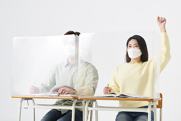 포토 JPG 스튜디오촬영 여자 남자 대학생 의자 수업 책가방 실내 마스크 앉기 20대 청년 성인 두명 옆모습 책 30대 손들기 한국인 책상 흰배경 가림막 성인만 코로나바이러스 포스트코로나 위드코로나 국내포토 학생 교육 뷰포인트 가구 백그라운드 가방 모션 사람 동양인 내부 장년 흰색 바이러스 사회이슈 파일형식