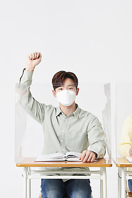 포토 JPG 스튜디오촬영 남자 대학생 의자 수업 책가방 실내 마스크 한명 앉기 상반신 청년 성인 앞모습 책 30대 손들기 한국인 책상 흰배경 가림막 성인남자한명만 코로나바이러스 포스트코로나 위드코로나 국내포토 1 학생 교육 뷰포인트 가구 백그라운드 가방 모션 사람 동양인 내부 장년 흰색 바이러스 사회이슈 남자한명만 성인남자만 파일형식