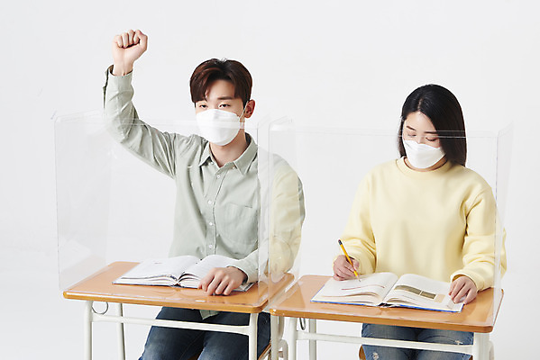 포토 JPG 스튜디오촬영 여자 남자 대학생 의자 수업 책가방 실내 마스크 앉기 상반신 20대 청년 성인 두명 옆모습 책 30대 손들기 한국인 책상 흰배경 가림막 성인만 코로나바이러스 포스트코로나 위드코로나 국내포토 학생 교육 뷰포인트 가구 백그라운드 가방 모션 사람 동양인 내부 장년 흰색 바이러스 사회이슈 파일형식
