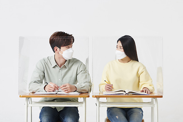 포토 JPG 스튜디오촬영 여자 남자 대학생 의자 수업 책가방 실내 마스크 앉기 상반신 20대 청년 성인 두명 앞모습 책 30대 마주보기 한국인 책상 흰배경 가림막 성인만 코로나바이러스 포스트코로나 위드코로나 국내포토 학생 교육 뷰포인트 가구 백그라운드 가방 모션 사람 동양인 내부 장년 흰색 바이러스 사회이슈 파일형식
