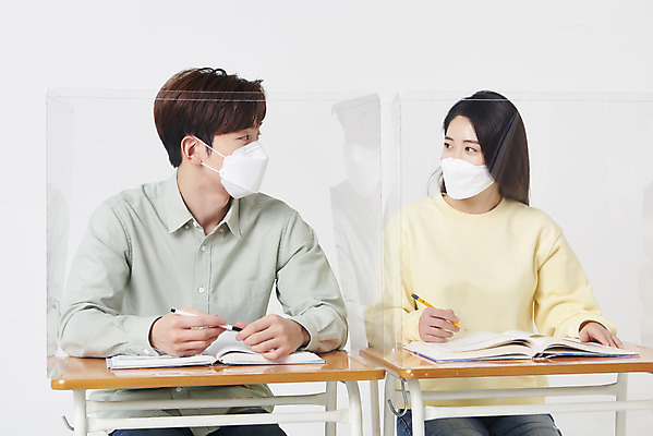 포토 JPG 스튜디오촬영 여자 남자 대학생 의자 수업 책가방 실내 마스크 앉기 상반신 20대 청년 성인 두명 옆모습 책 30대 마주보기 한국인 책상 흰배경 가림막 성인만 코로나바이러스 포스트코로나 위드코로나 국내포토 학생 교육 뷰포인트 가구 백그라운드 가방 모션 사람 동양인 내부 장년 흰색 바이러스 사회이슈 파일형식