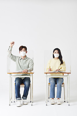 포토 JPG 스튜디오촬영 전신 여자 남자 대학생 의자 수업 실내 마스크 앉기 20대 청년 성인 두명 앞모습 책 30대 손들기 한국인 책상 흰배경 가림막 성인만 코로나바이러스 포스트코로나 위드코로나 국내포토 학생 교육 뷰포인트 가구 백그라운드 모션 사람 동양인 내부 장년 흰색 바이러스 사회이슈 파일형식