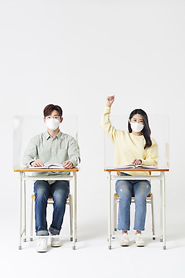 포토 JPG 스튜디오촬영 전신 여자 남자 대학생 의자 수업 실내 마스크 앉기 20대 청년 성인 두명 앞모습 책 30대 손들기 한국인 책상 흰배경 가림막 성인만 코로나바이러스 포스트코로나 위드코로나 국내포토 학생 교육 뷰포인트 가구 백그라운드 모션 사람 동양인 내부 장년 흰색 바이러스 사회이슈 파일형식