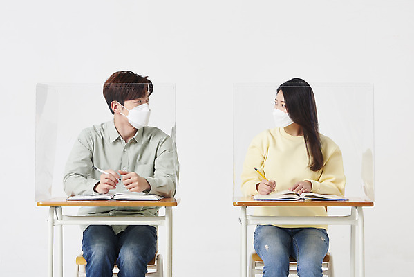 포토 JPG 스튜디오촬영 여자 남자 대학생 의자 수업 실내 마스크 앉기 상반신 20대 청년 성인 두명 앞모습 책 30대 마주보기 한국인 책상 흰배경 가림막 성인만 코로나바이러스 포스트코로나 위드코로나 국내포토 학생 교육 뷰포인트 가구 백그라운드 모션 사람 동양인 내부 장년 흰색 바이러스 사회이슈 파일형식