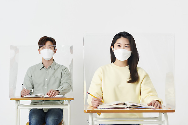포토 JPG 스튜디오촬영 여자 남자 대학생 의자 수업 실내 마스크 앉기 상반신 20대 청년 성인 두명 앞모습 책 30대 한국인 책상 흰배경 가림막 성인만 코로나바이러스 사회적거리두기 포스트코로나 위드코로나 국내포토 학생 교육 캠페인 뷰포인트 가구 백그라운드 모션 사람 동양인 내부 장년 흰색 바이러스 사회이슈 파일형식