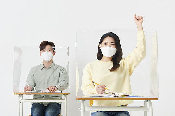 포토 JPG 스튜디오촬영 여자 남자 대학생 의자 수업 실내 마스크 앉기 상반신 20대 청년 성인 두명 앞모습 책 30대 손들기 한국인 책상 흰배경 가림막 성인만 코로나바이러스 사회적거리두기 포스트코로나 위드코로나 국내포토 학생 교육 캠페인 뷰포인트 가구 백그라운드 모션 사람 동양인 내부 장년 흰색 바이러스 사회이슈 파일형식