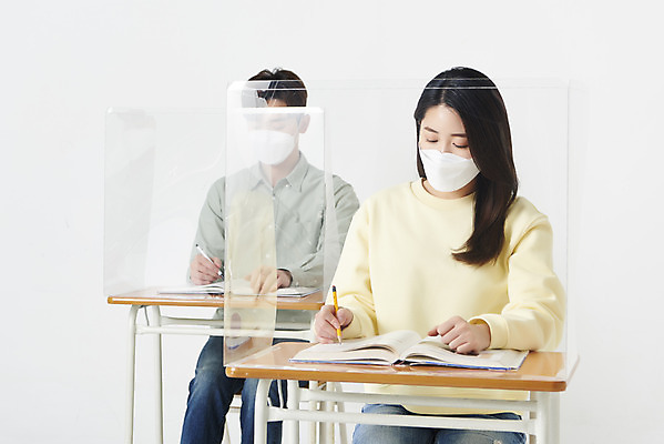 포토 JPG 스튜디오촬영 여자 남자 대학생 의자 수업 실내 마스크 앉기 상반신 20대 청년 성인 두명 옆모습 책 30대 한국인 책상 흰배경 가림막 성인만 코로나바이러스 사회적거리두기 포스트코로나 위드코로나 국내포토 학생 교육 캠페인 뷰포인트 가구 백그라운드 모션 사람 동양인 내부 장년 흰색 바이러스 사회이슈 파일형식