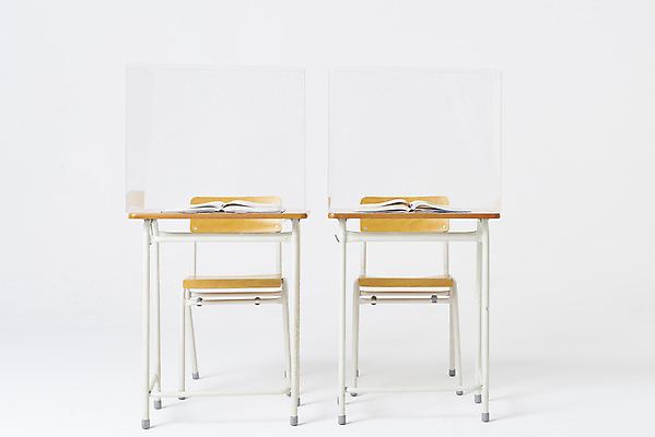 포토 JPG 스튜디오촬영 의자 교실 실내 사람없음 책 책상 흰배경 가림막 코로나바이러스 포스트코로나 델타변이바이러스 위드코로나 국내포토 교육 가구 백그라운드 학교 내부 흰색 바이러스 사회이슈 파일형식