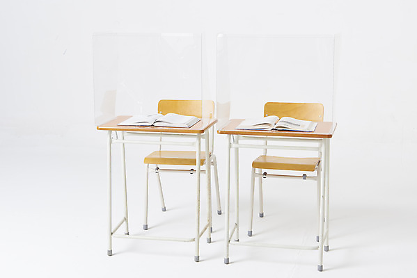 포토 JPG 스튜디오촬영 의자 교실 실내 사람없음 책 책상 흰배경 가림막 코로나바이러스 포스트코로나 델타변이바이러스 위드코로나 국내포토 교육 가구 백그라운드 학교 내부 흰색 바이러스 사회이슈 파일형식